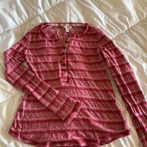 long sleeve henley shirt. Maroon patterned shirt.Curved hemline on the bottom